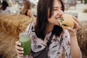 Mädchen isst veganen Burger